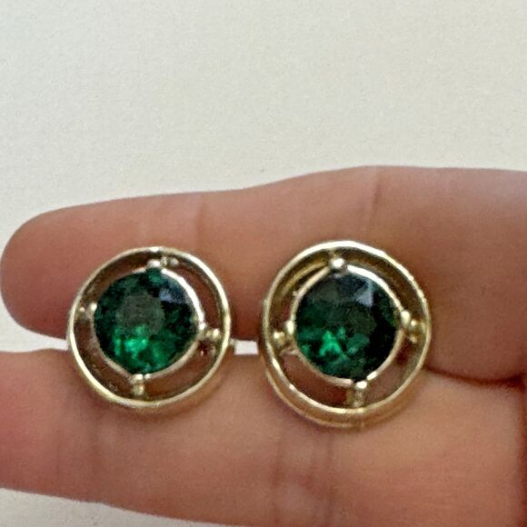 Vintage Goldtone Screwback Earrings – Emerald Green Rounds, 0.75 Inch - Picture 4 of 7